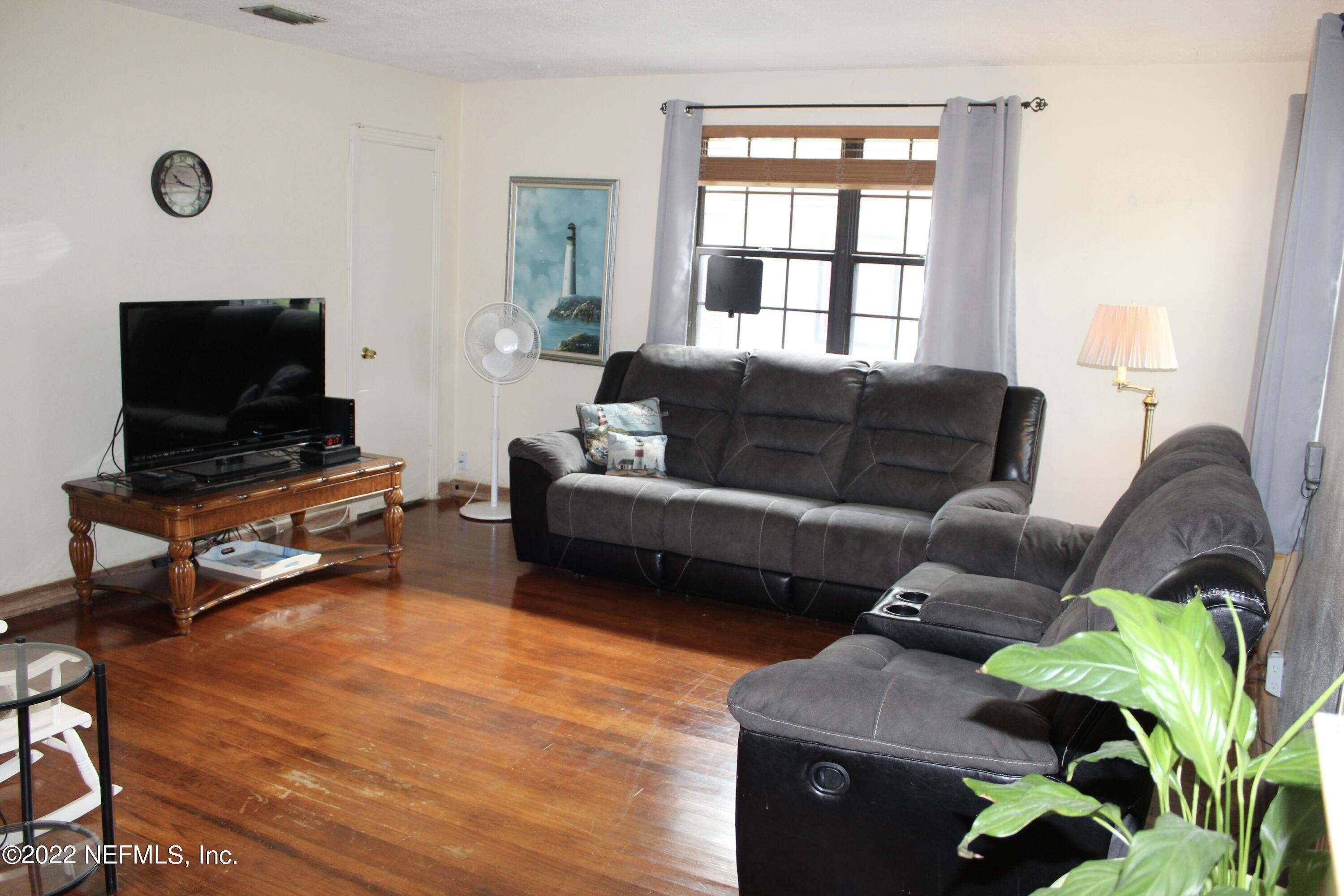 Quan Dr, Jacksonville, FL 32205