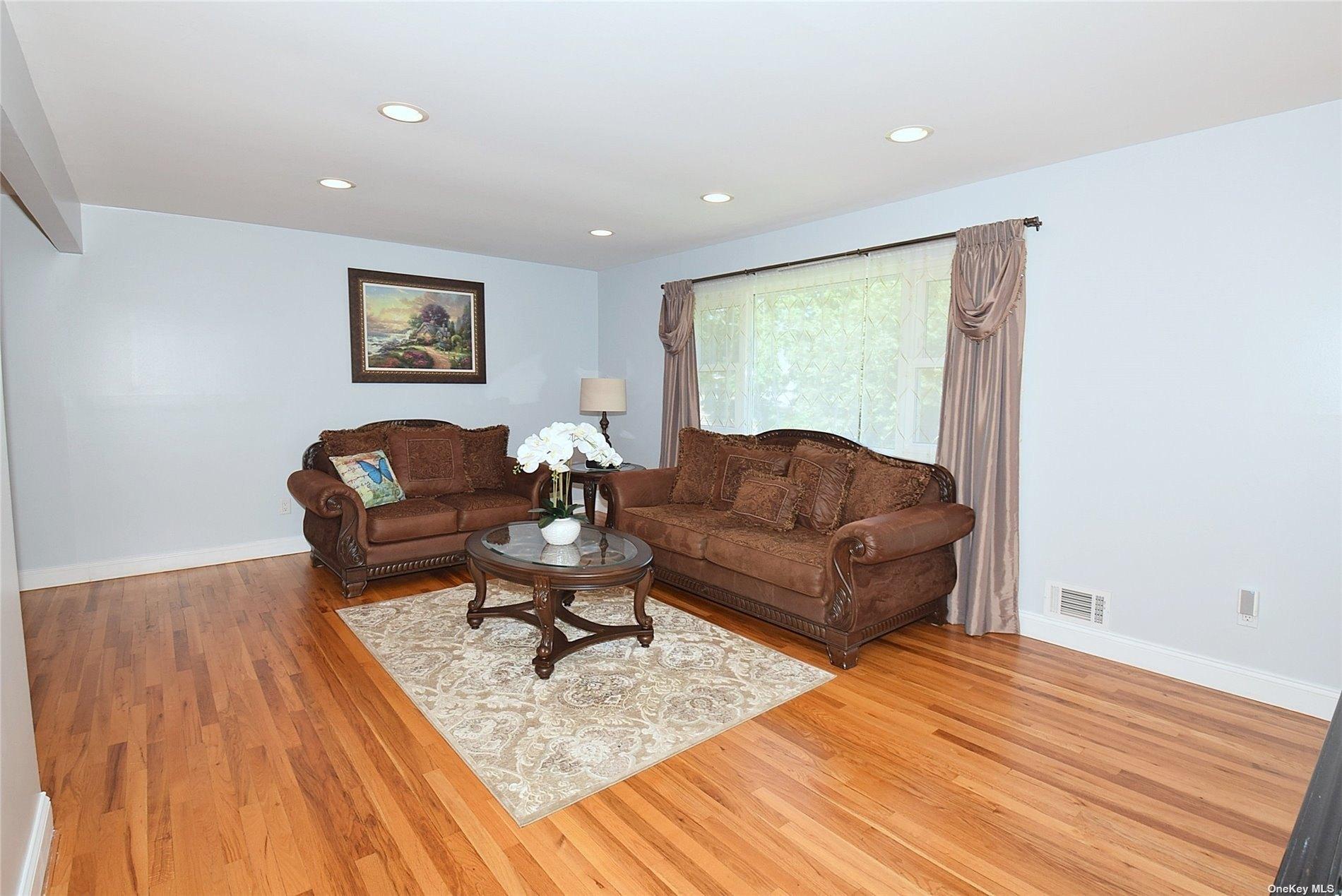 Lauren Ave, Dix Hills, NY 11746