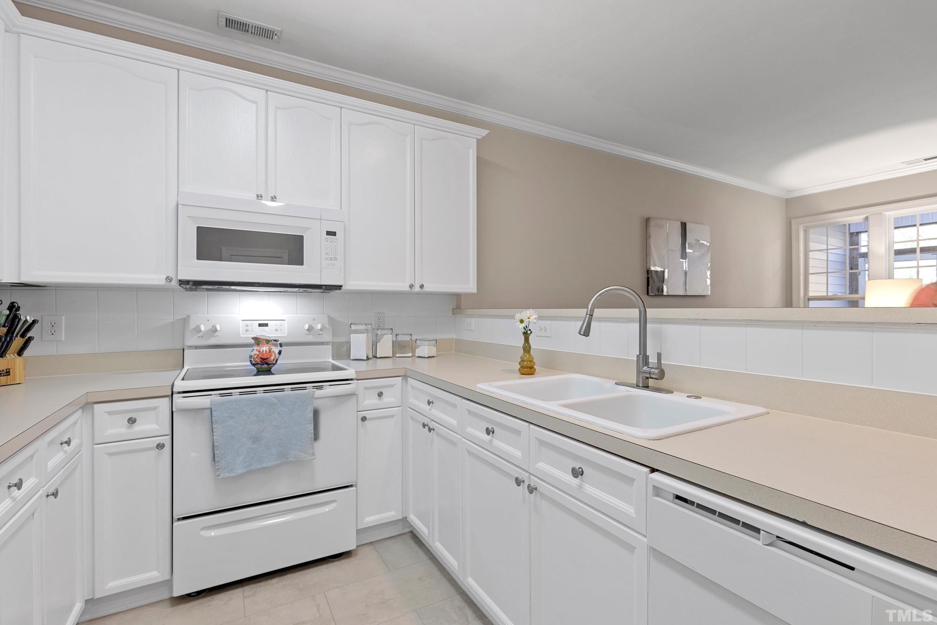 Summit Oaks Ln, Holly Springs, NC 27540