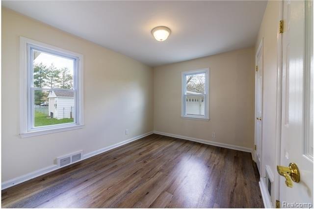 5 Mile Rd, Livonia, MI 48154