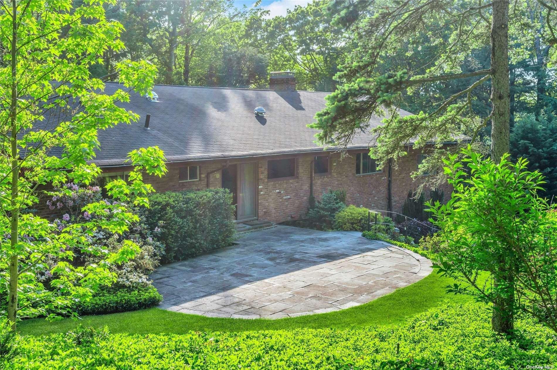 Rolling Hill Ln, Old Westbury, NY 11568