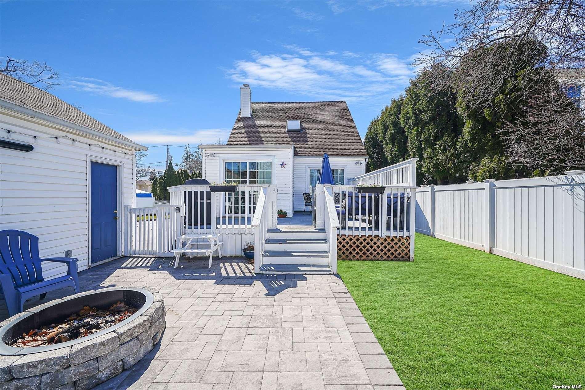 Hawthorne St, Massapequa, NY 11758