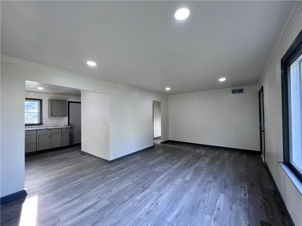 N 2nd St, Knoxville, IA 50138