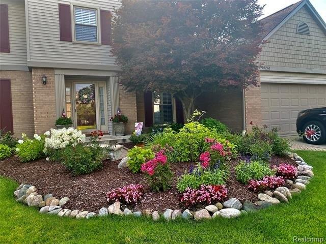 Fairlane Ct, Livonia, MI 48152