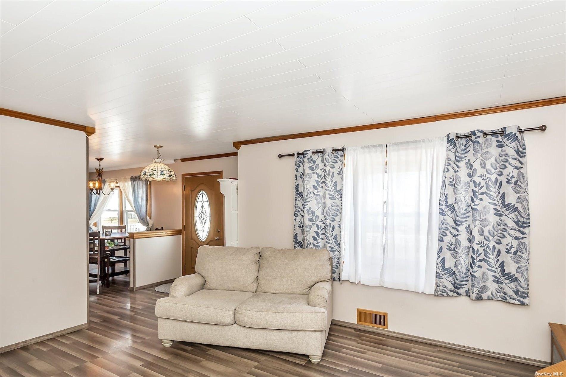 Carll Dr, Bay Shore, NY 11706