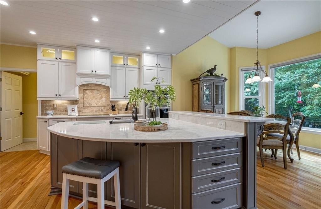 Lakecrest Cir, Suwanee, GA 30024