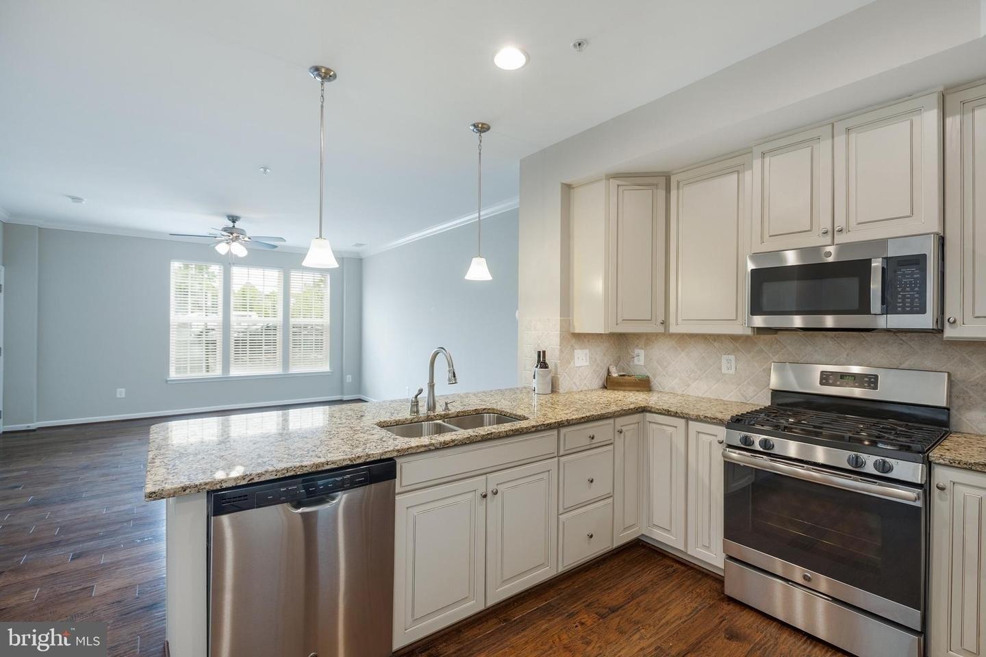 Brunson Cir, Gainesville, VA 20155