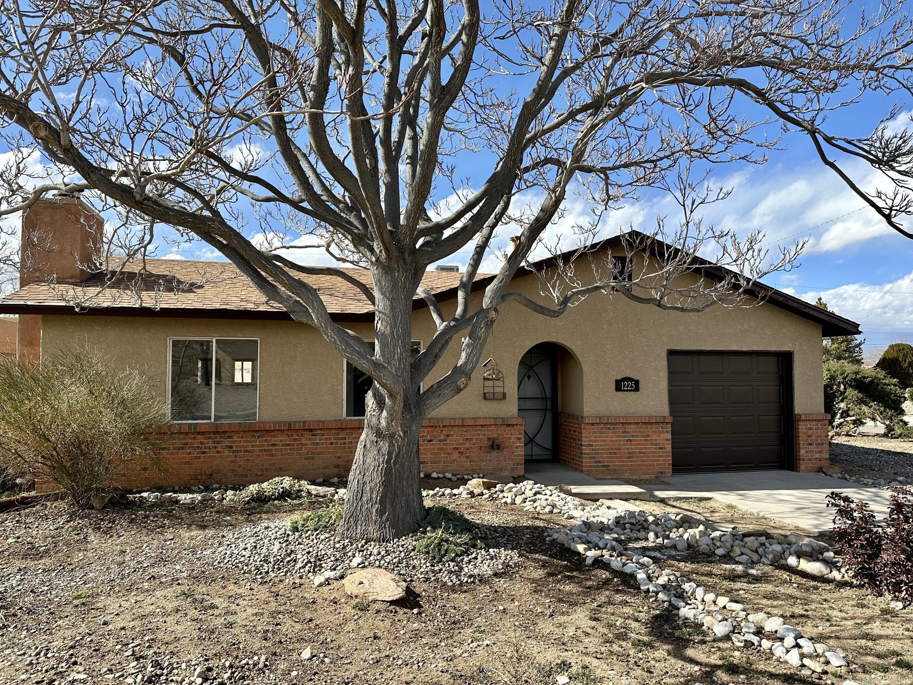 La Charles Dr Ne, Albuquerque, NM 87112