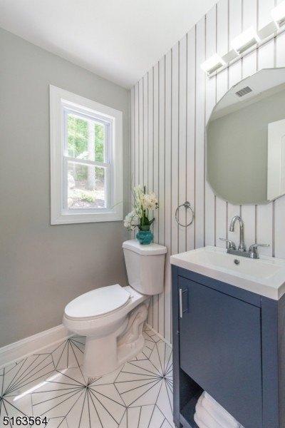 Castle Rock Rd, Lake Hopatcong, NJ 07849