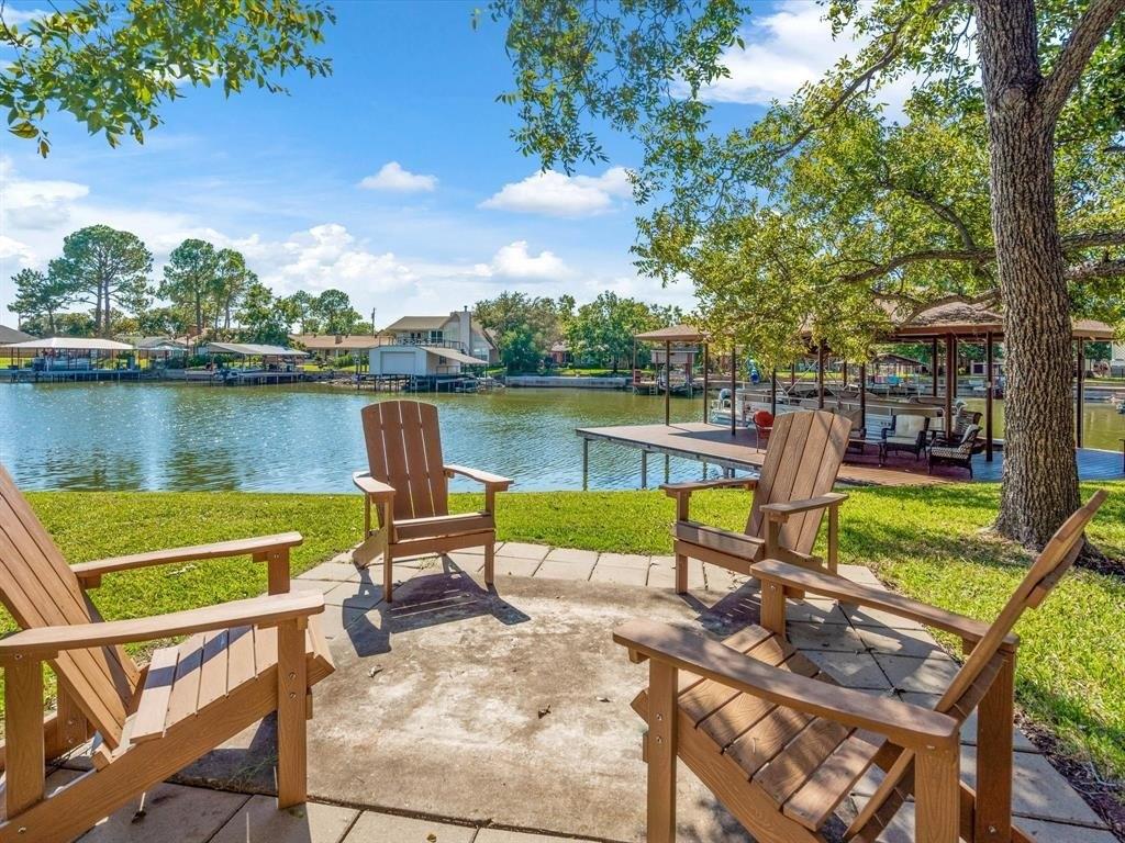 E Holiday Estates Ct, Granbury, TX 76049