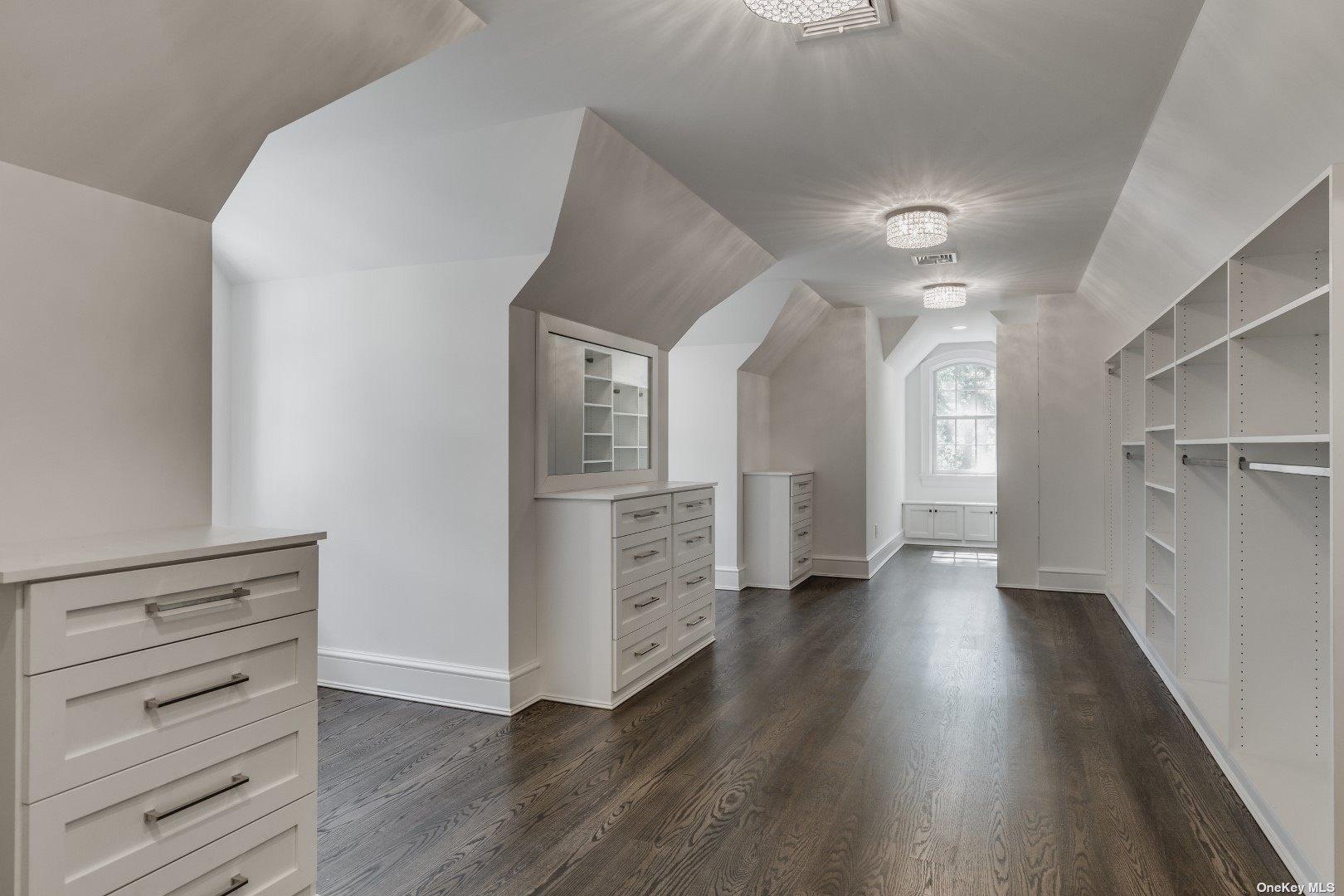 Vanderbilt Pkwy, Dix Hills, NY 11746