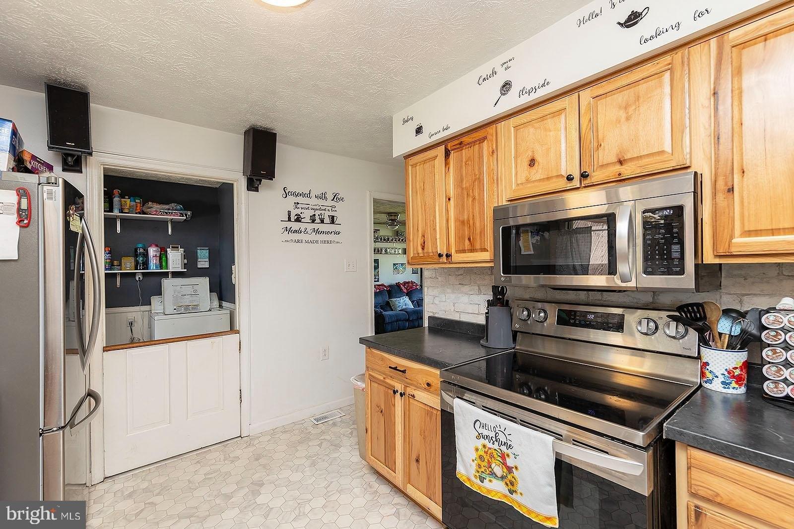Amelia Ave, Stephens City, VA 22655