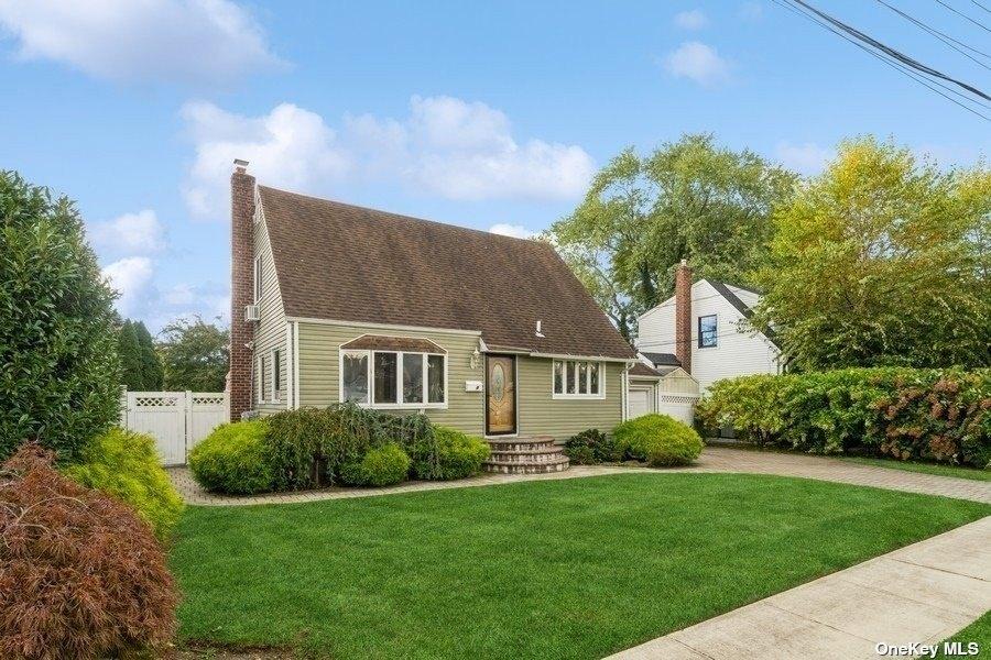 Hicks Cir, Hicksville, NY 11801