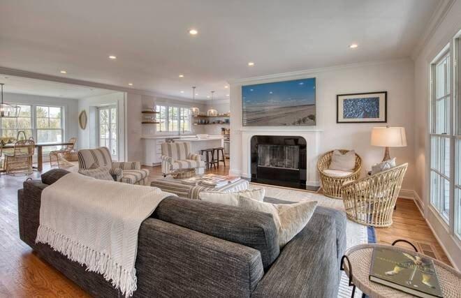 Pleasant Ln, Southampton, NY 11968