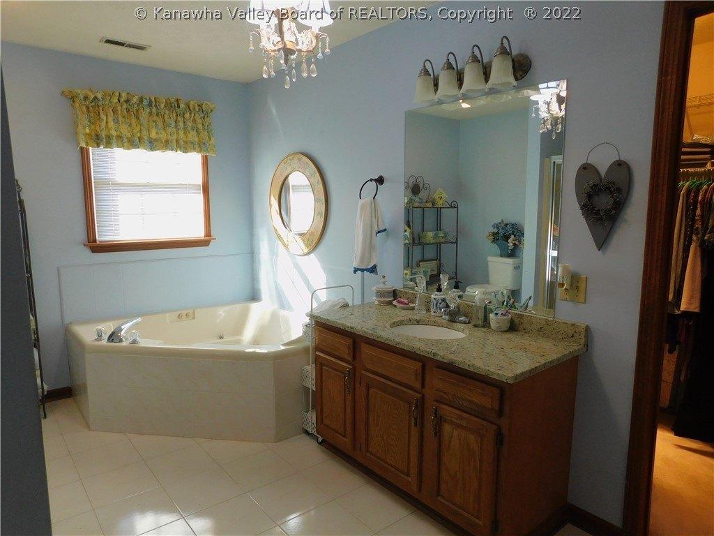 Meadow Brook Cir, Hurricane, WV 25526