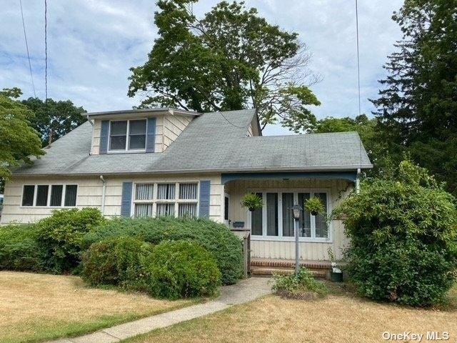 Moffitt Blvd, Islip, NY 11751
