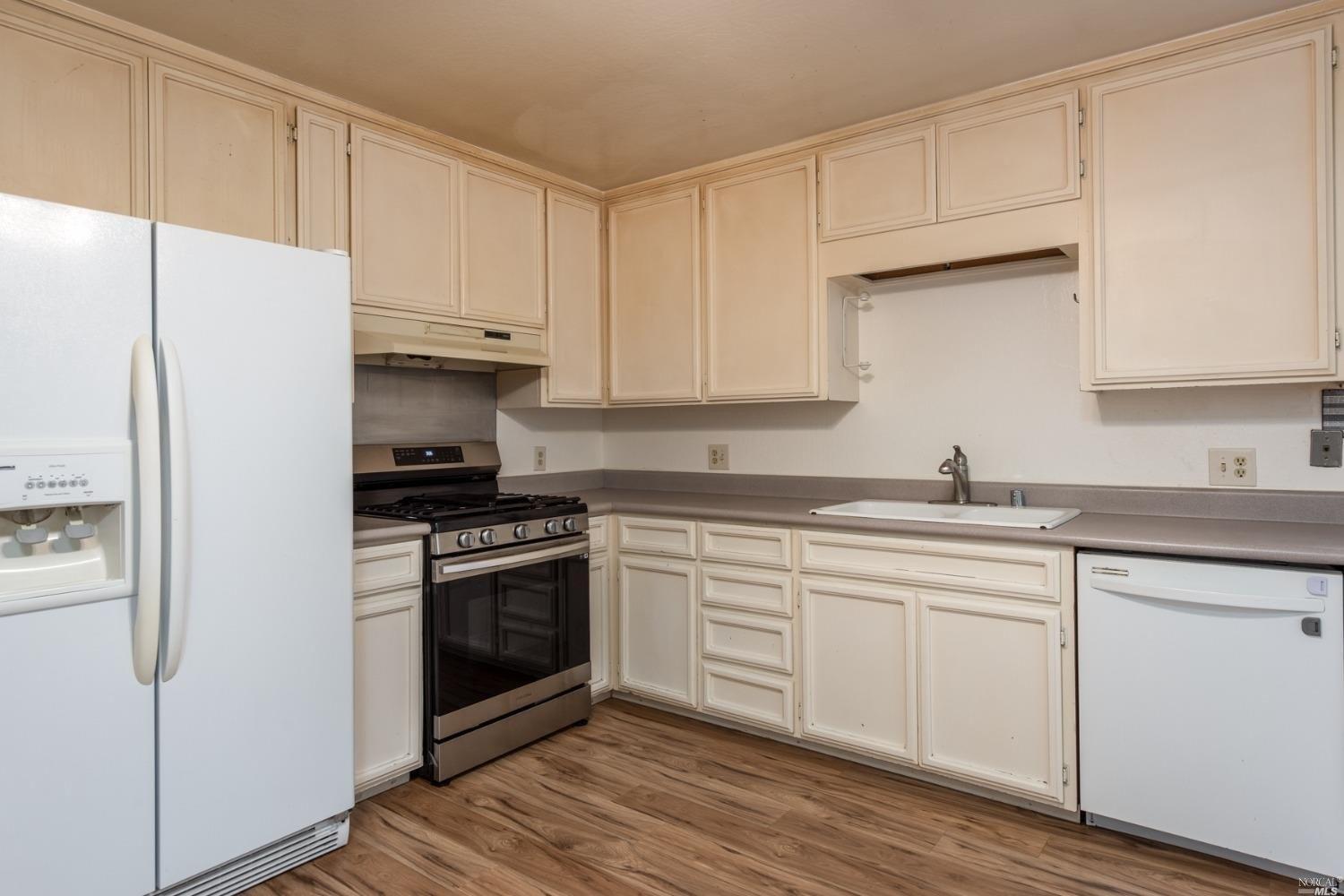 Hewett St, Santa Rosa, CA 95401