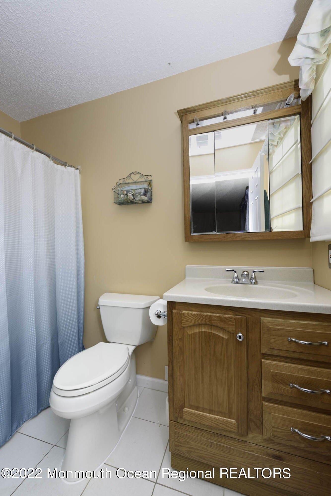 Williamsburg Dr, Tinton Falls, NJ 07753
