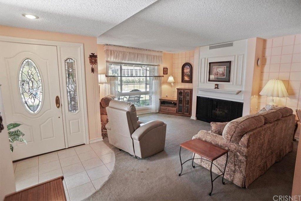 Oak Plaza Ct, Newhall, CA 91321