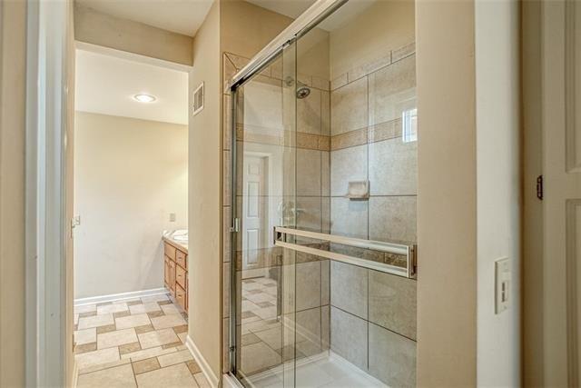 W 113th Ter, Kansas City, MO 64114