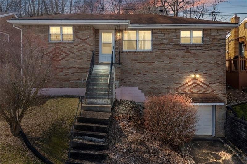Clubvue Dr, West Mifflin, PA 15122