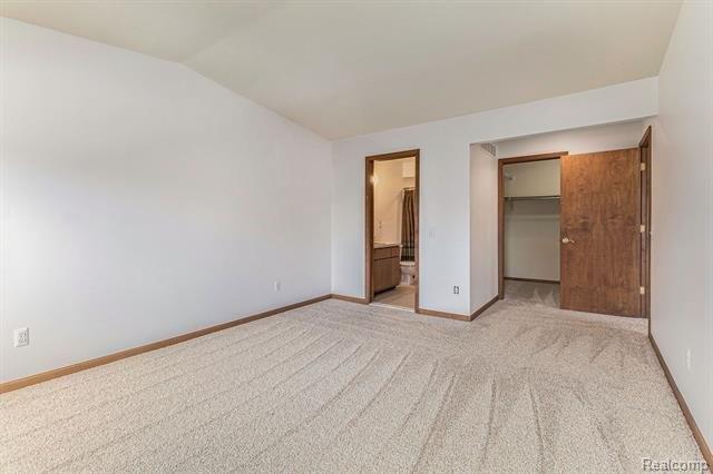 Meadow Ln, Farmington Hills, MI 48335