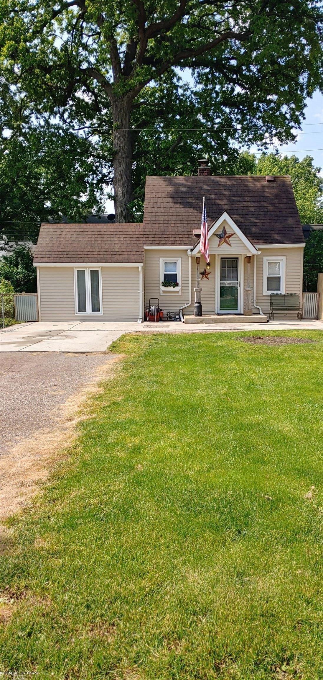 Hollywood St, Harper Woods, MI 48225
