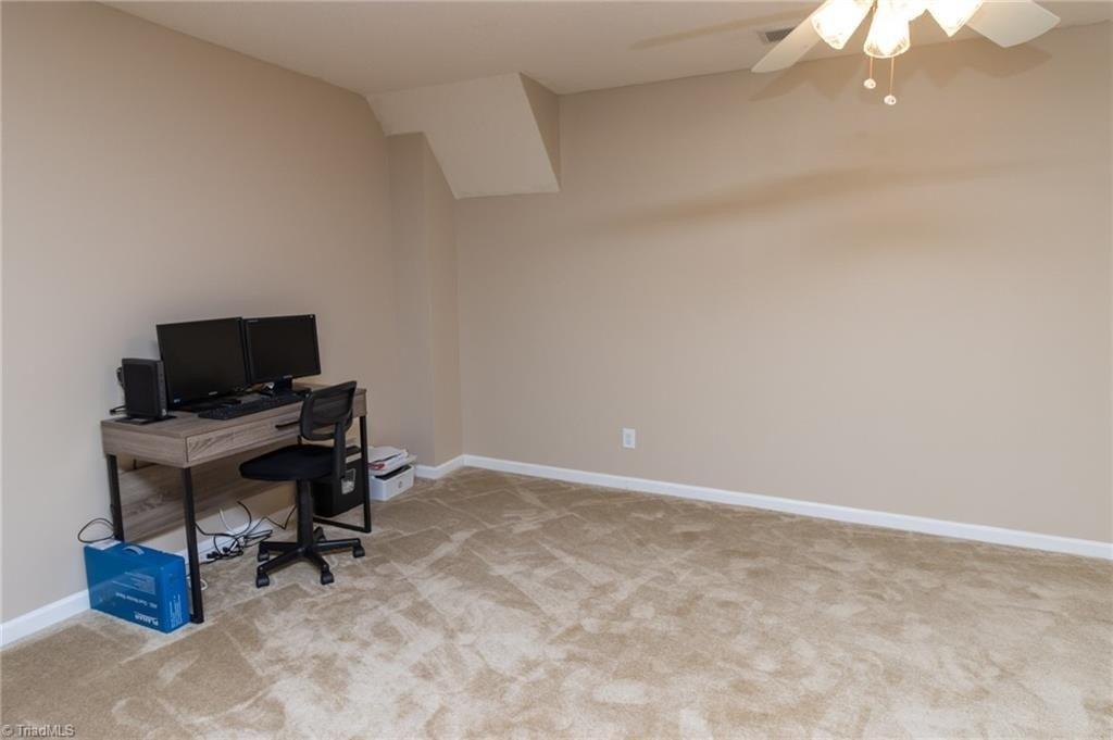 Tannenbaum Cir, Greensboro, NC 27410