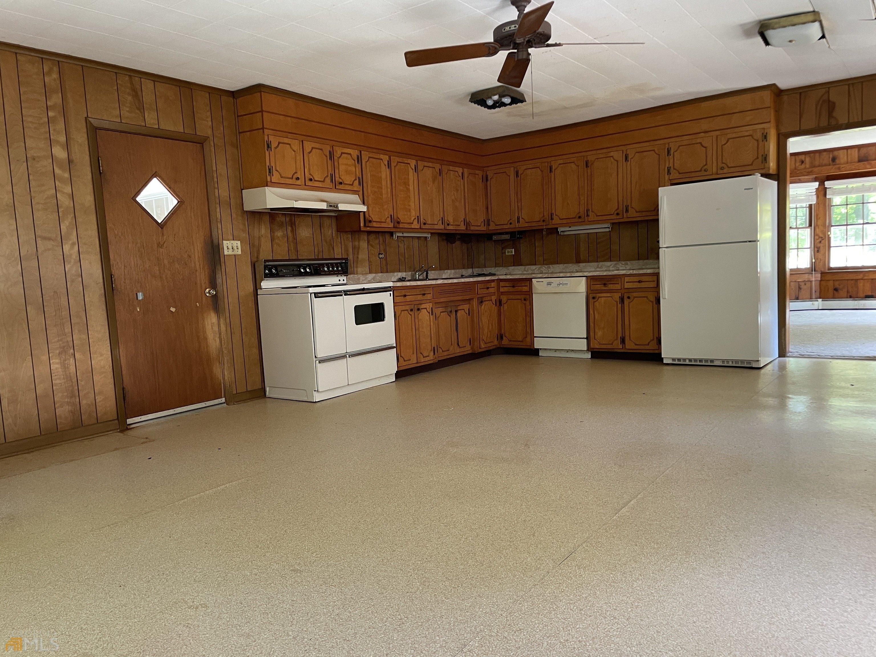 E Louise St, Clarkesville, GA 30523