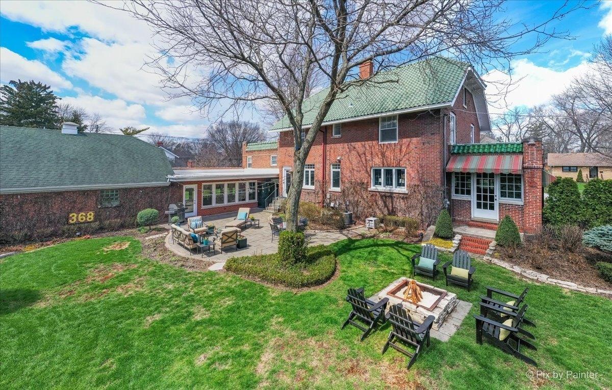 W Downer Pl, Aurora, IL 60506