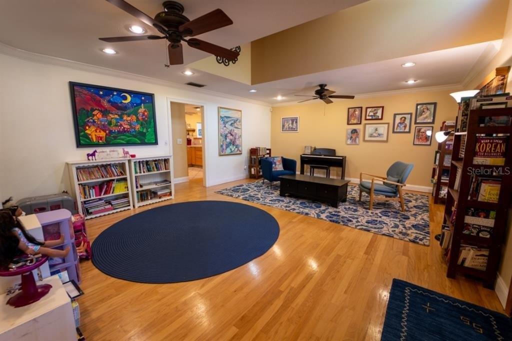 Pyramid Dr, Temple Terrace, FL 33617