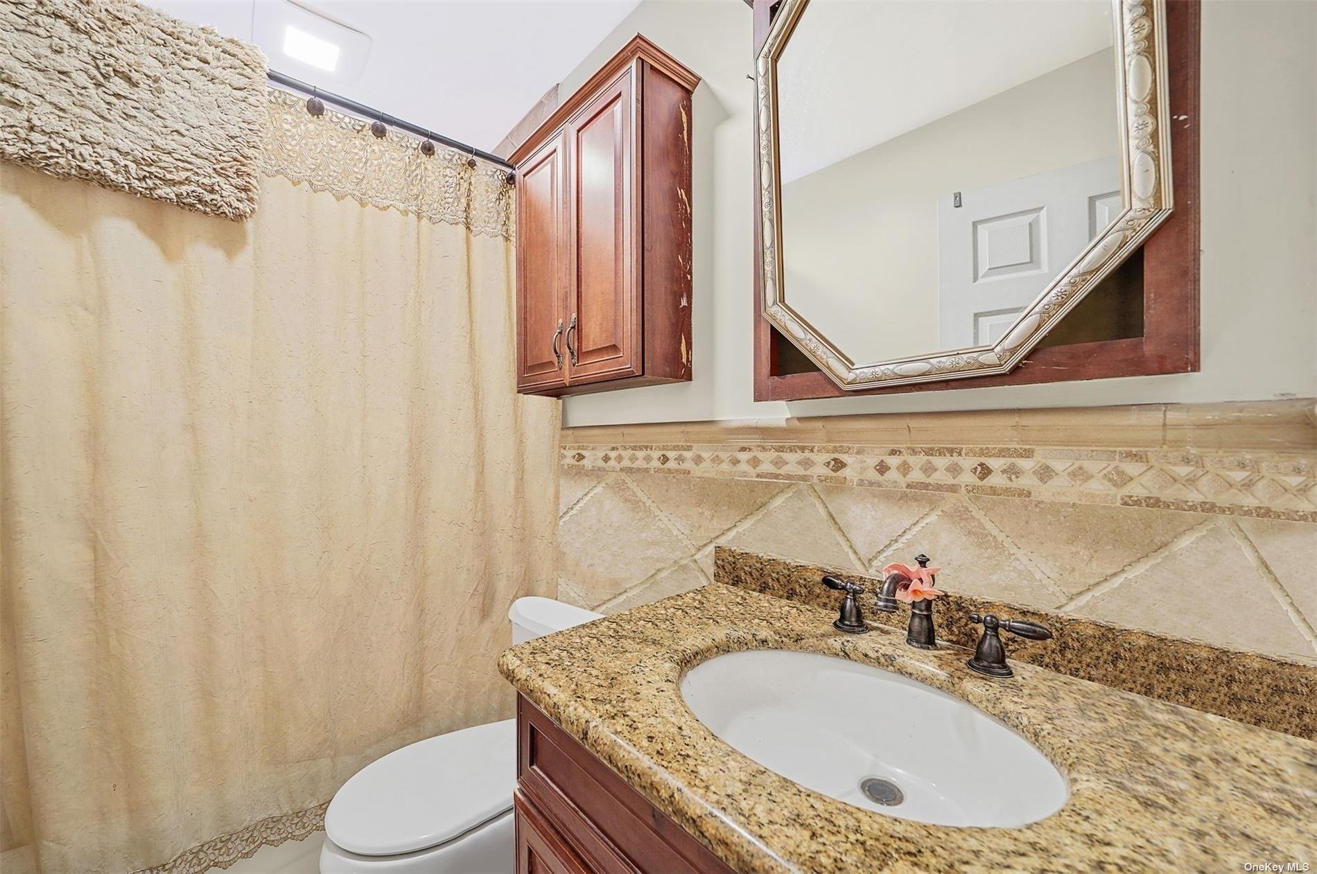 Hardy Ln, Westbury, NY 11590