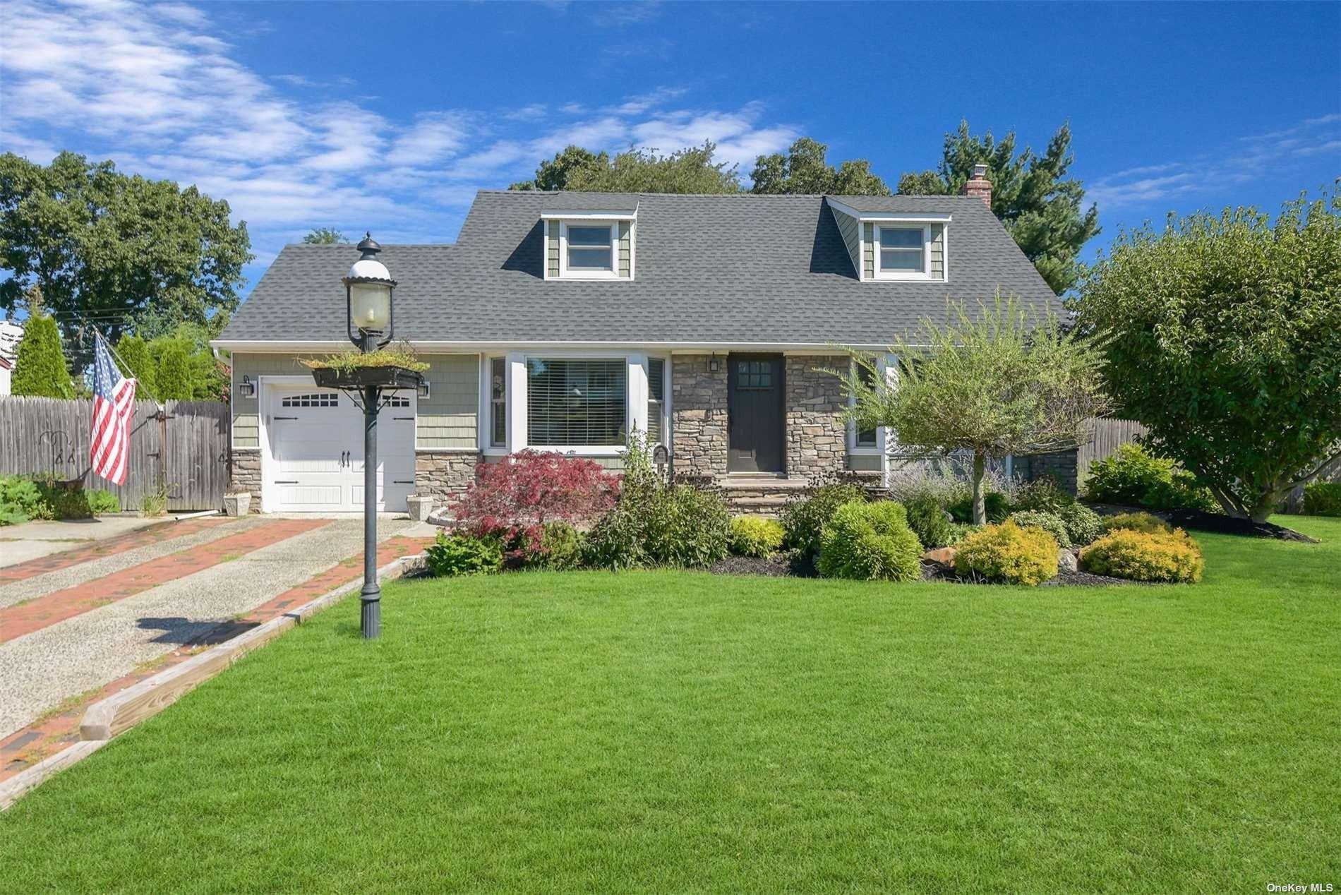 Roxbury Dr, Commack, NY 11725