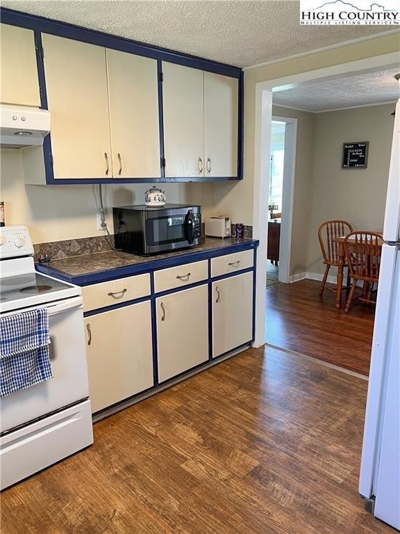 Black Bear Inn Rd, West Jefferson, NC 28694