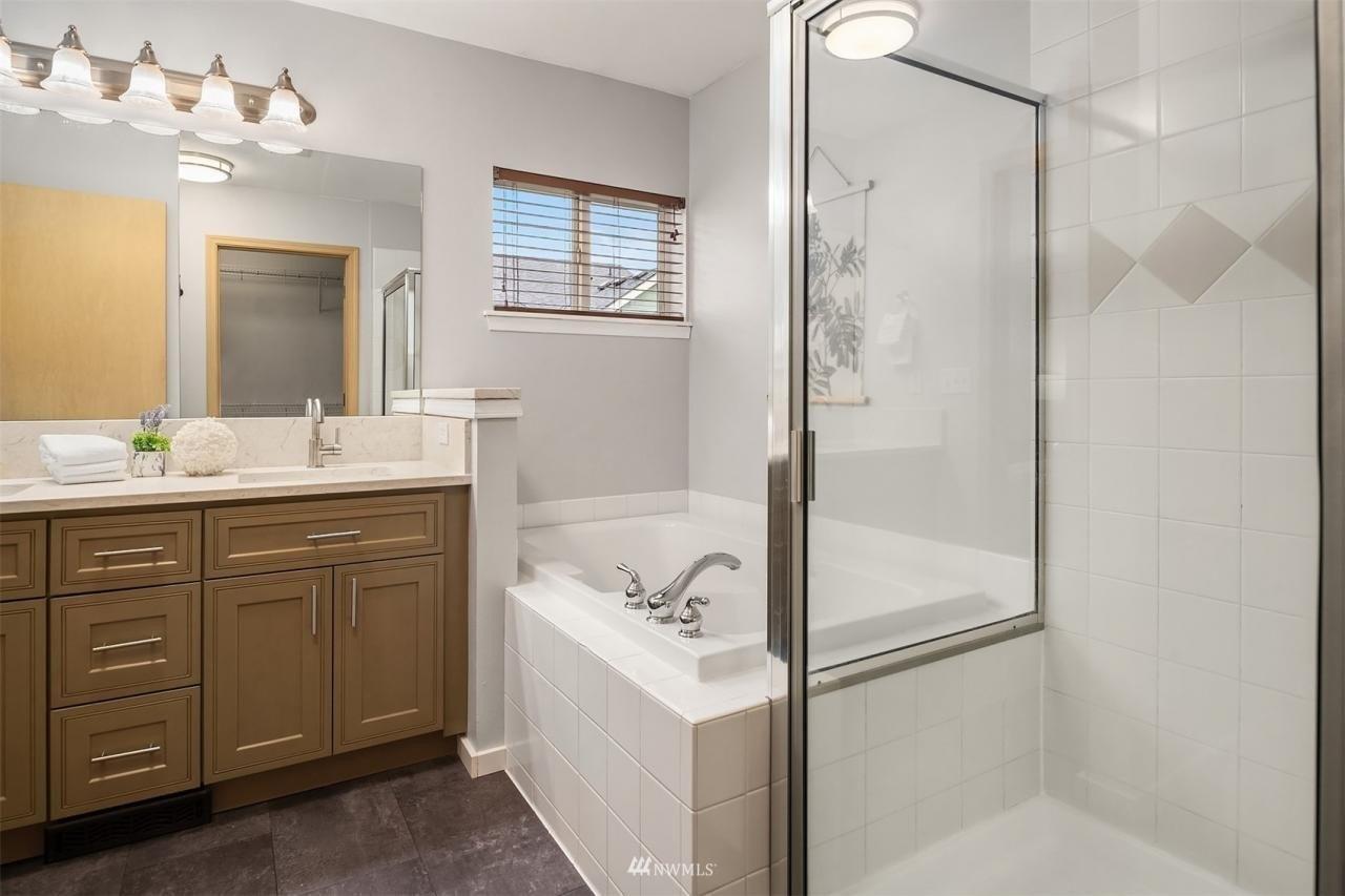 Ne 14th Pl, Renton, WA 98056