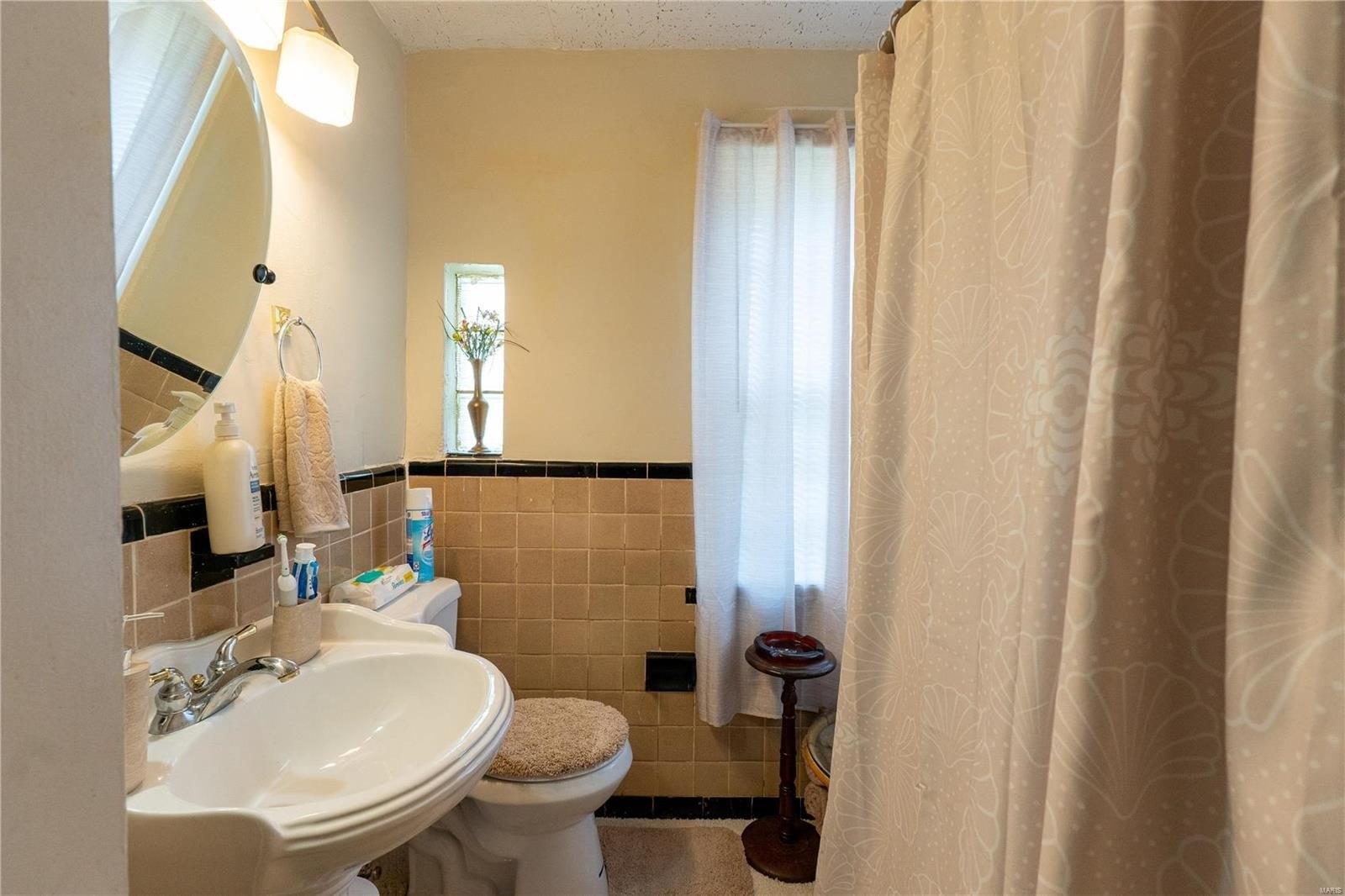 Henquin Dr, Saint Louis, MO 63135