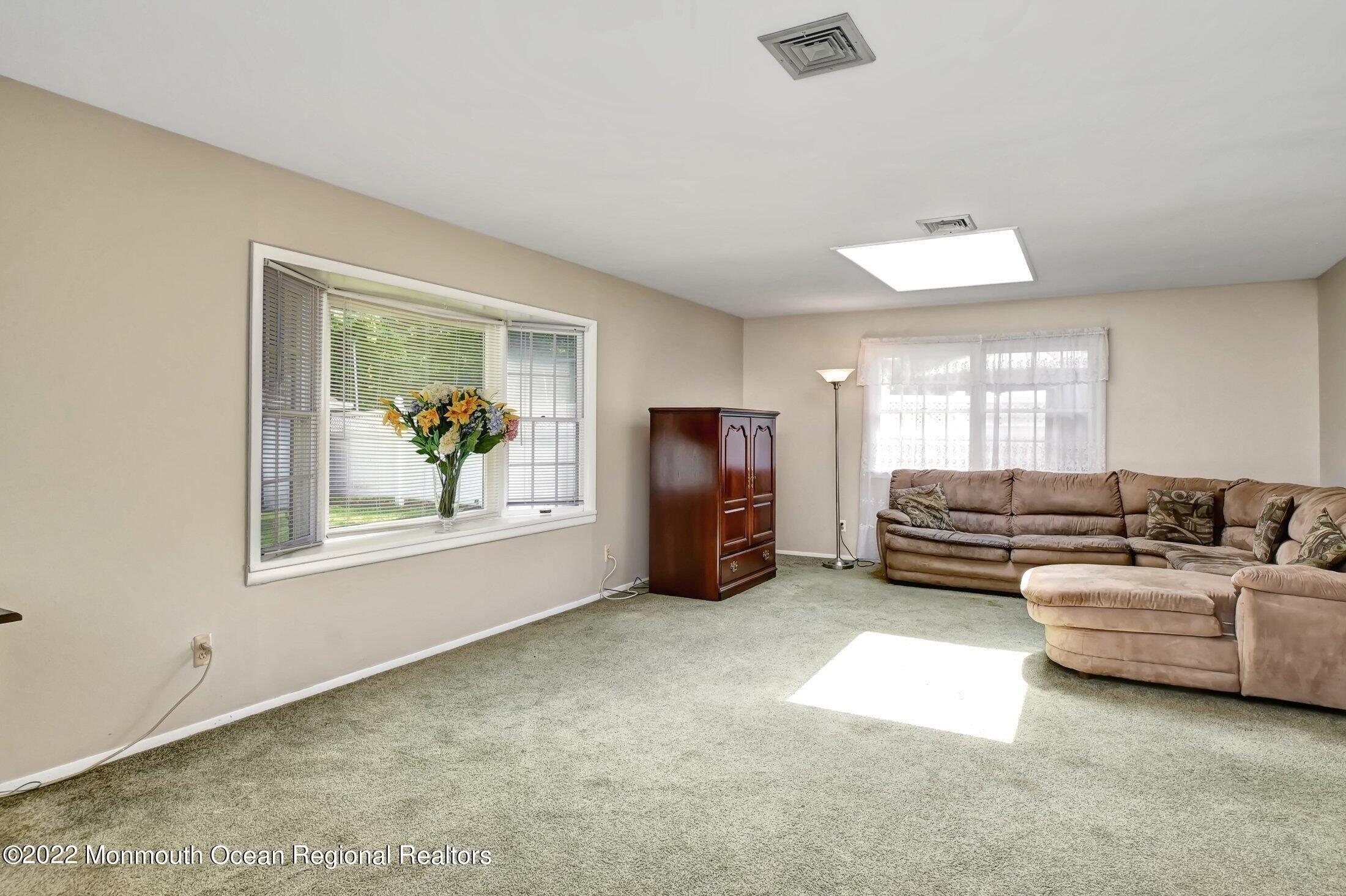 Courtland Ln, Matawan, NJ 07747