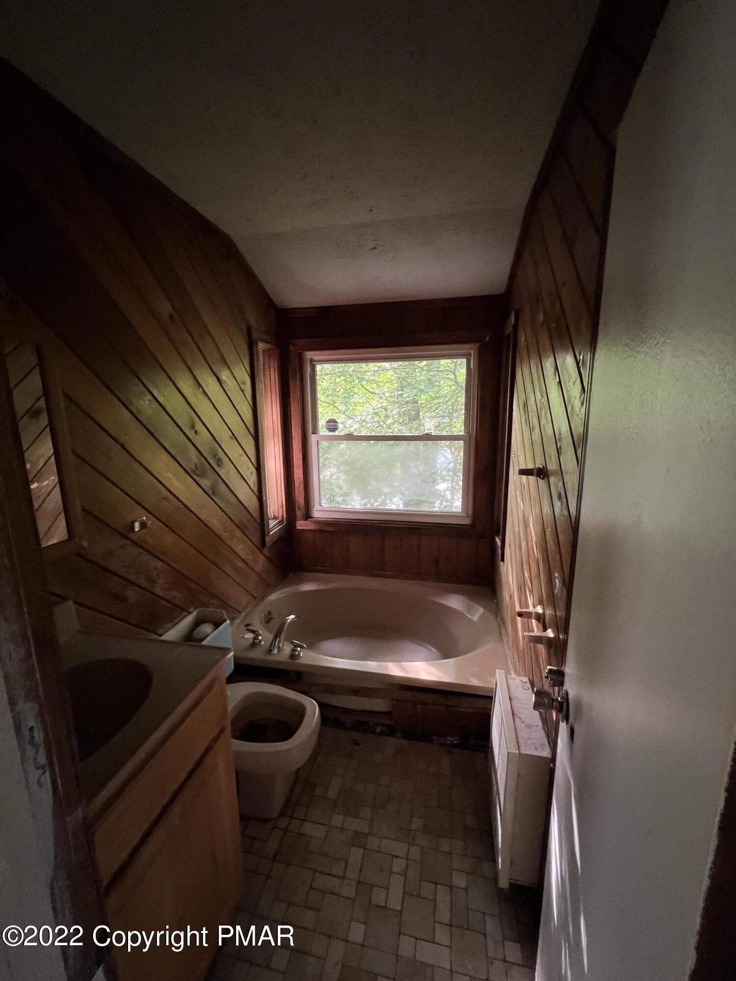 Foxledge Dr, Tobyhanna, PA 18466