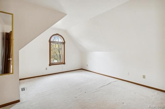 Kings Pointe Rd, Grand Blanc, MI 48439