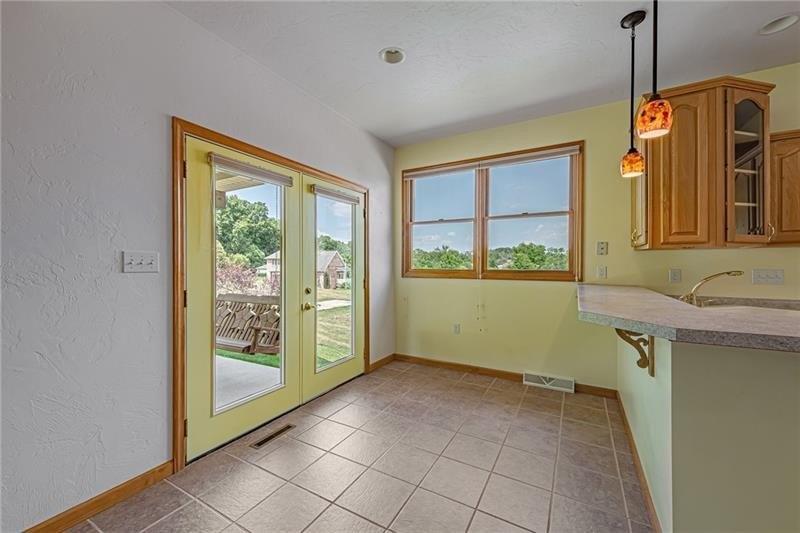 Lucia Ln, Irwin, PA 15642