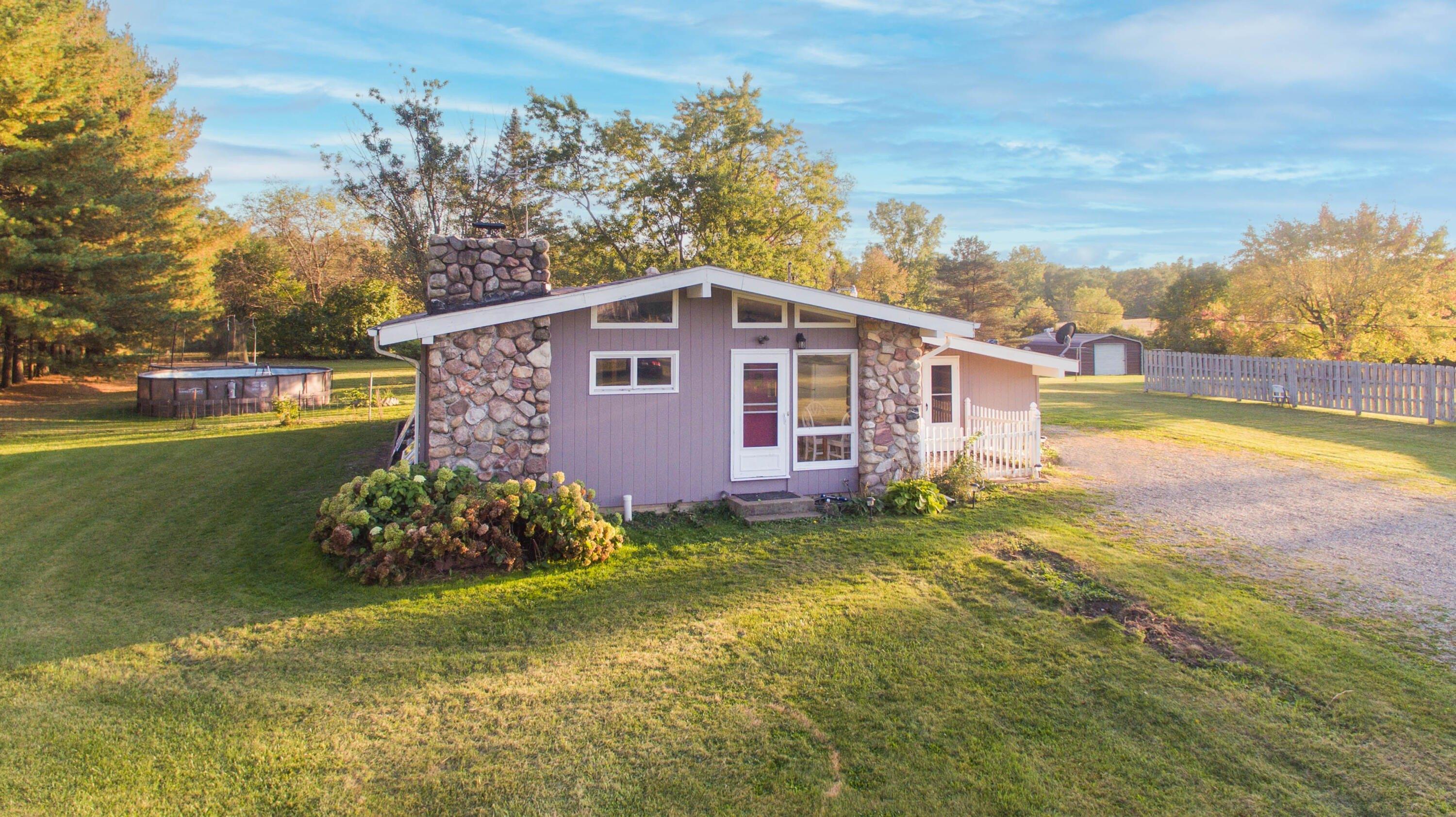 H Dr N, Albion, MI 49224