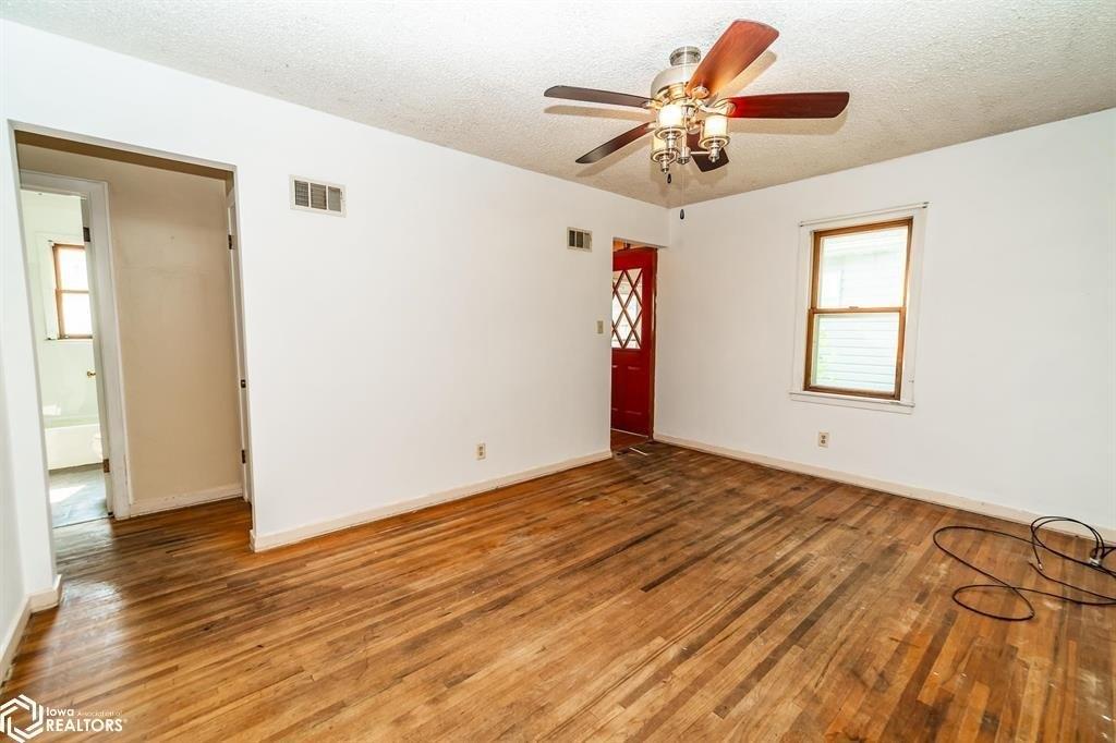 Dundee Ave, Waterloo, IA 50701