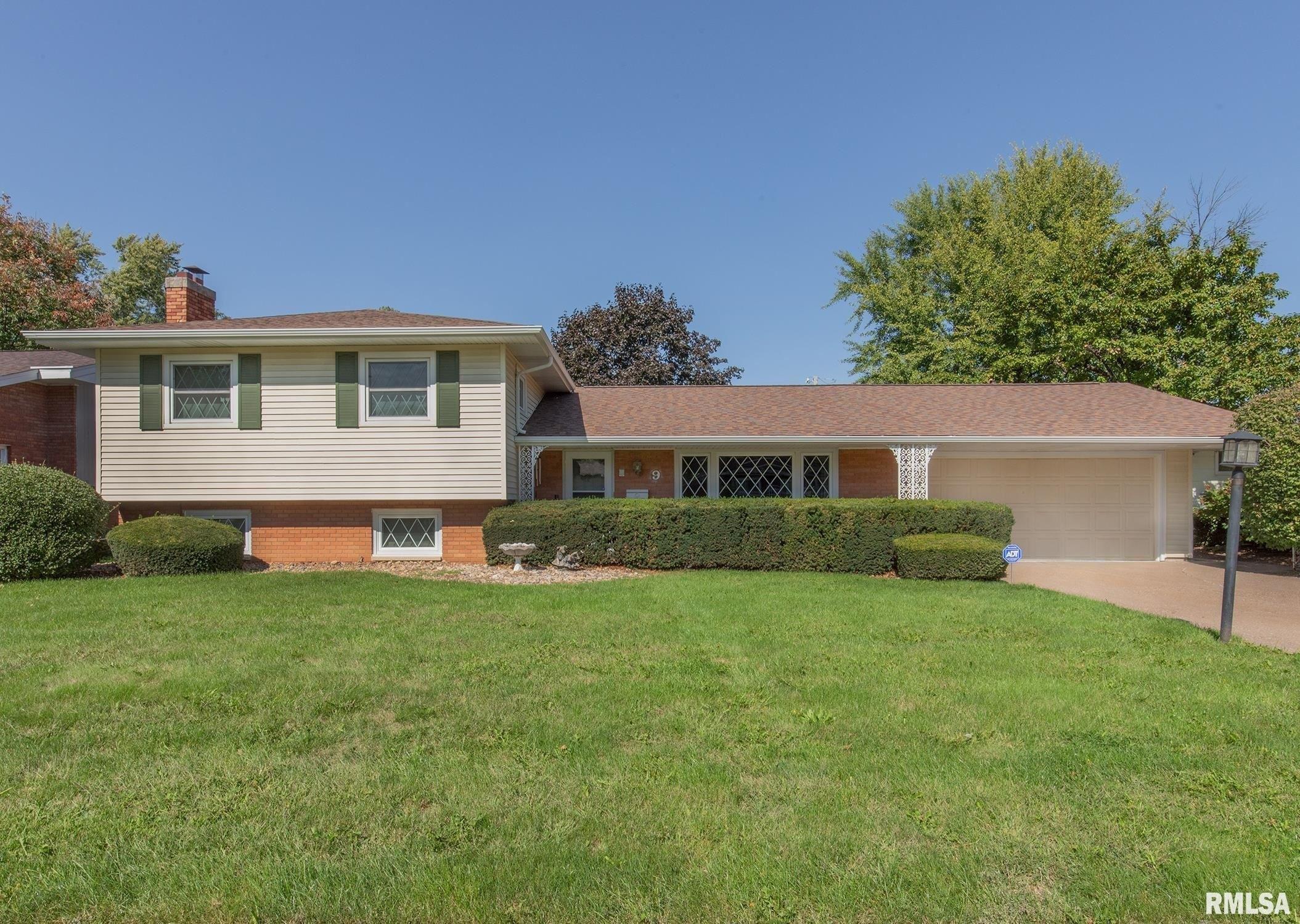 Parkwood Dr, Davenport, IA 52803