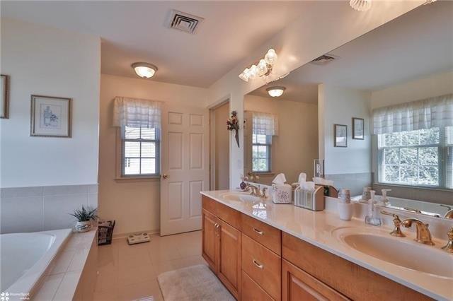 Oakwood Ln, Nazareth, PA 18064