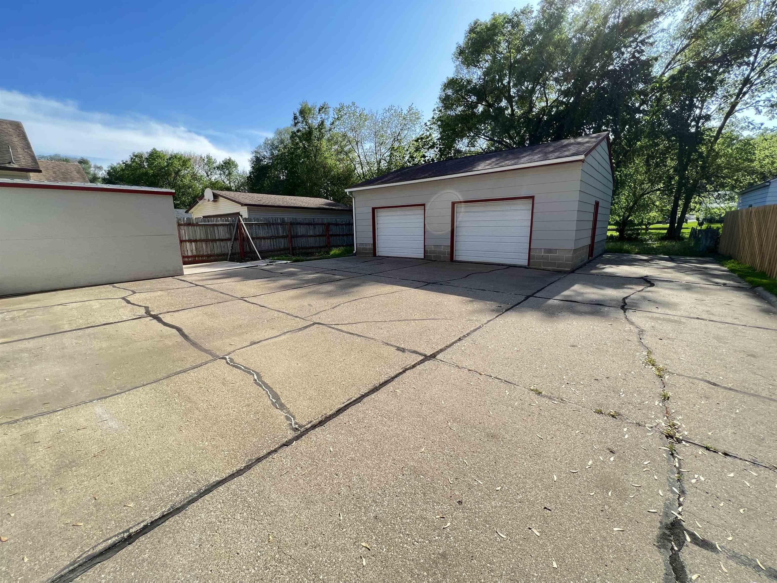 Isabella St, Sioux City, IA 51103