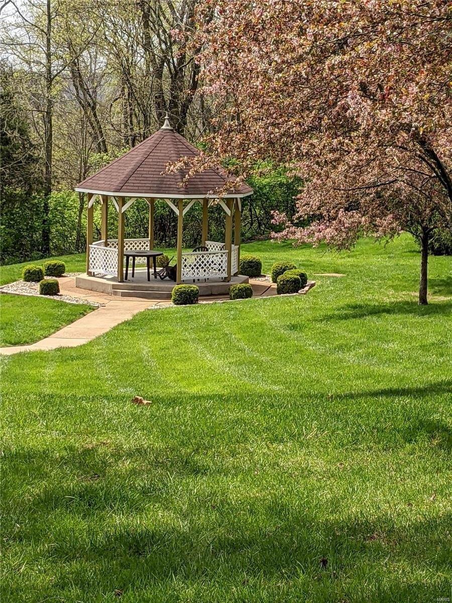 Duchesne Parque Dr, Saint Louis, MO 63128