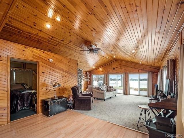 Elizabeth Lake Rd, Waterford, MI 48327