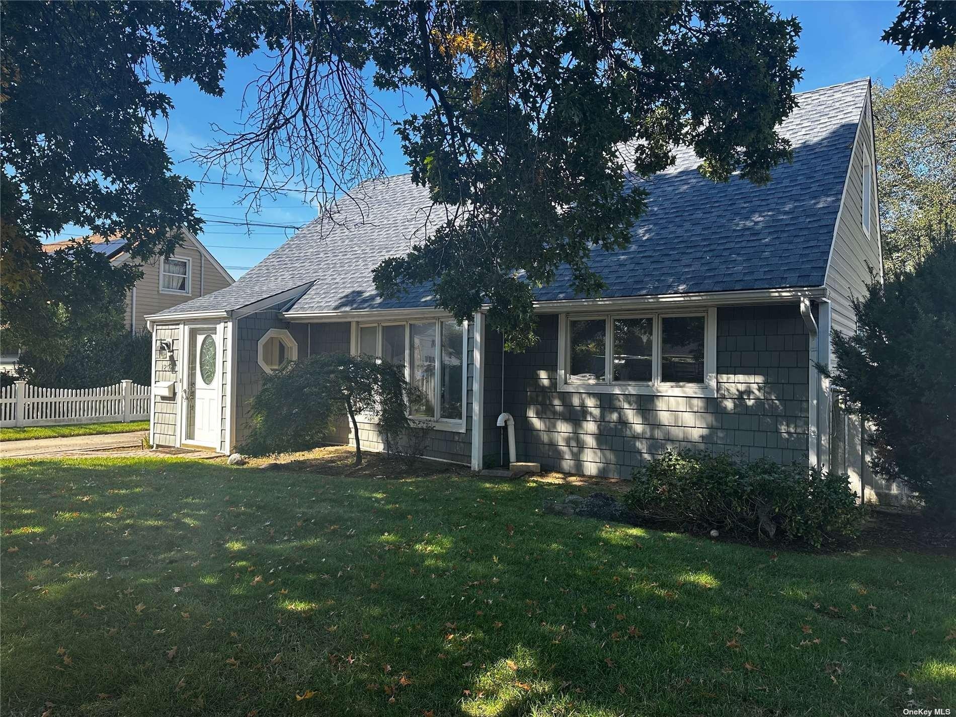 Waverly St, Hewlett, NY 11557