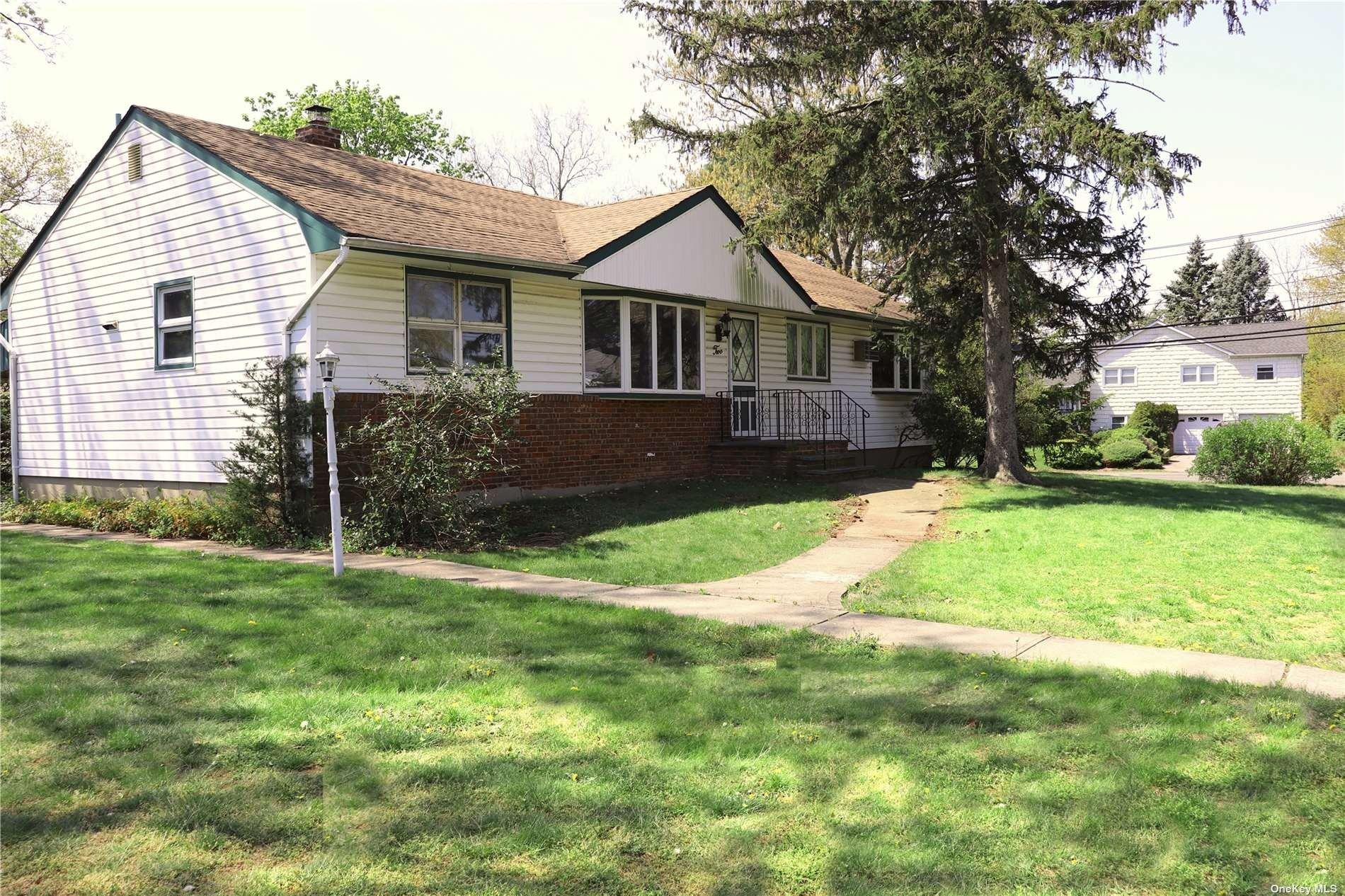 Sunderland St, Melville, NY 11747
