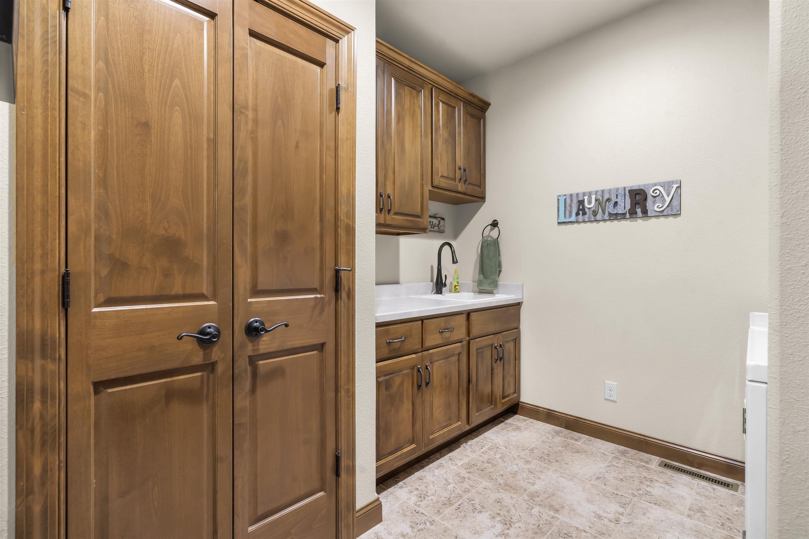 Stone Ln, Waverly, IA 50677